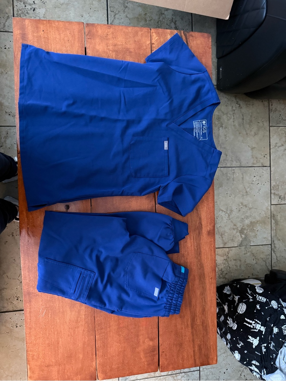 FIGS sapphire blue V-Neck Scrub Top and uman bottoms set - Picture 8 of 11